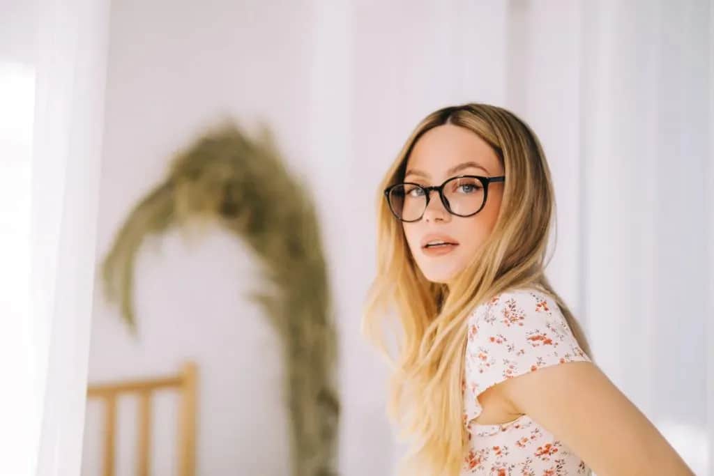 Jakie oprawki do pociągłej twarzy – unikaj najczęstszych błędów