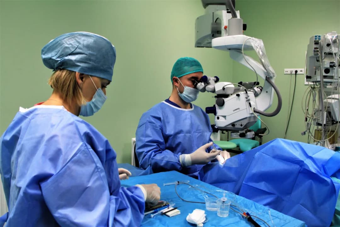 Jak postępować po operacji zaćmy, aby uniknąć powikłań i bólu