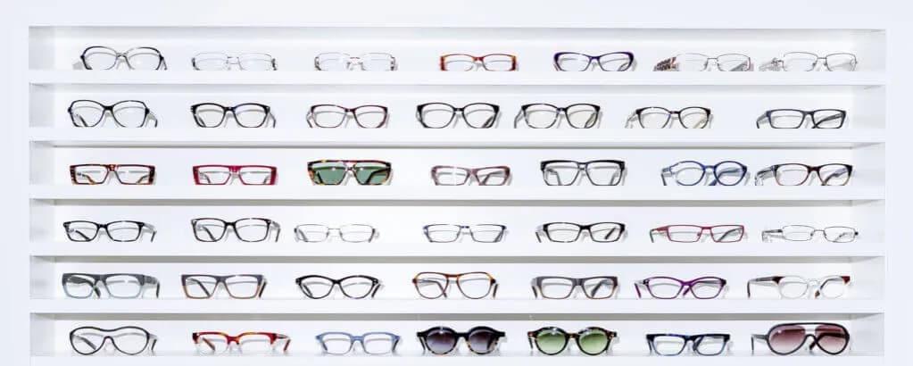 Ile kosztuje wymiana oprawek do okularów? Przegląd cen i materiałów
