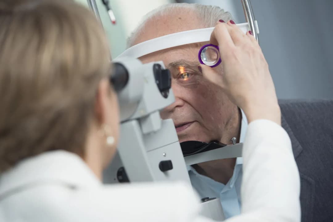 Co powoduje zaćmę? Poznaj niebezpieczne przyczyny i ryzyko