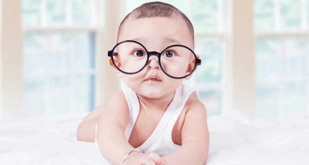 Jak rozwija się wzrok u niemowląt? Kluczowe etapy i wskazówki dla rodziców
